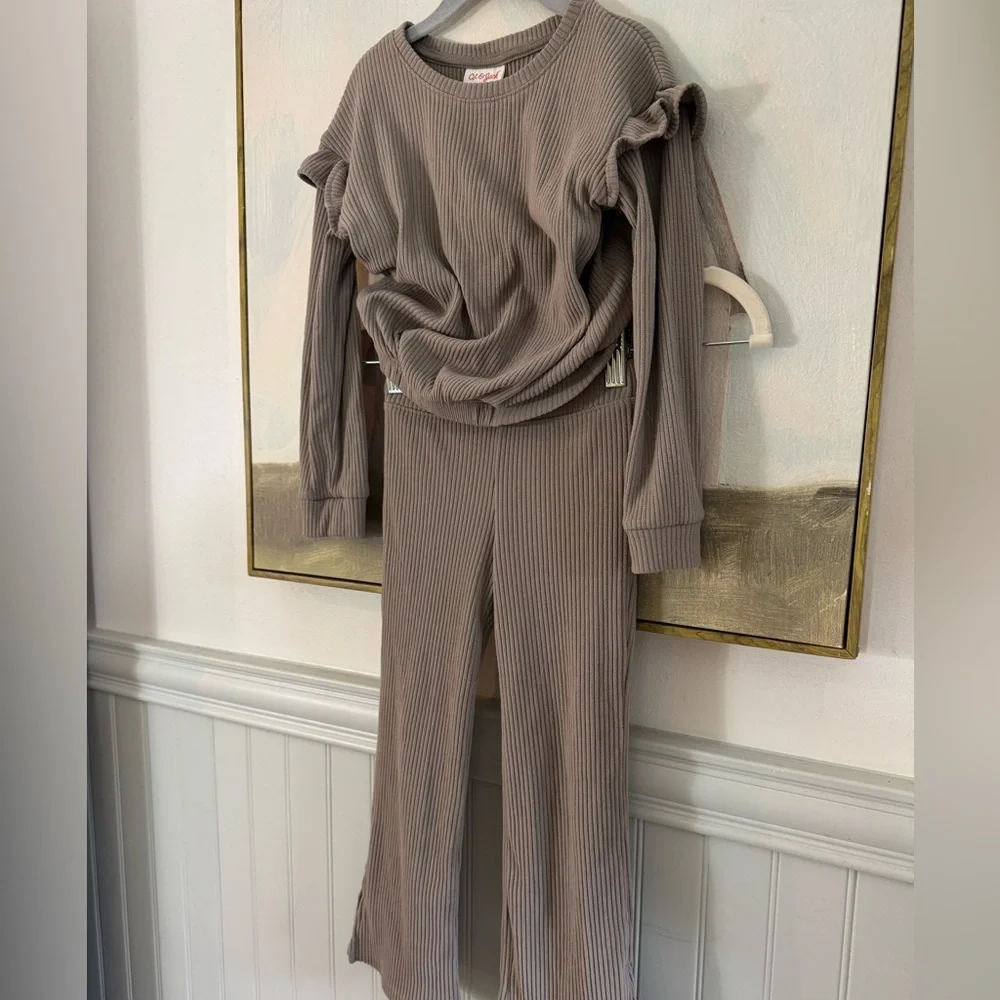 CAT & JACK Taupe Ribbed Ruffle Sleeve Knit Top and Belled Pants Size 5T